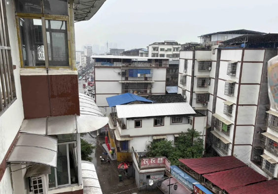 四川终于下雨了，今年的干旱持续了一个多月，四川东北部山区农村里，人畜饮水都成问题