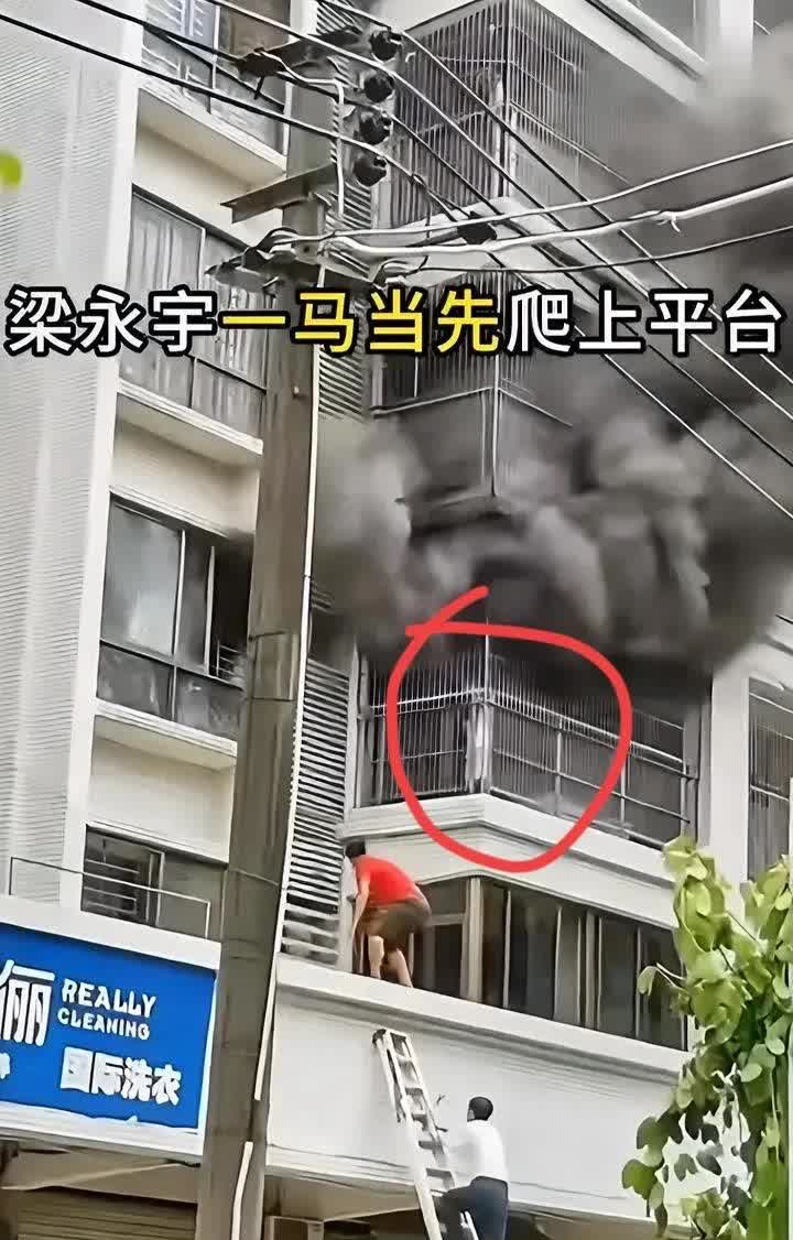 太揪心了！楼房起火本就危险，房里居然还有小孩，这得让家长和周围人急疯了。这种关键