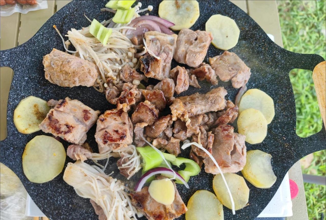 昨天下午和闺蜜在公园聊天了，后来俩老公给我们采购去了，火锅食材店应有尽有，卡式炉