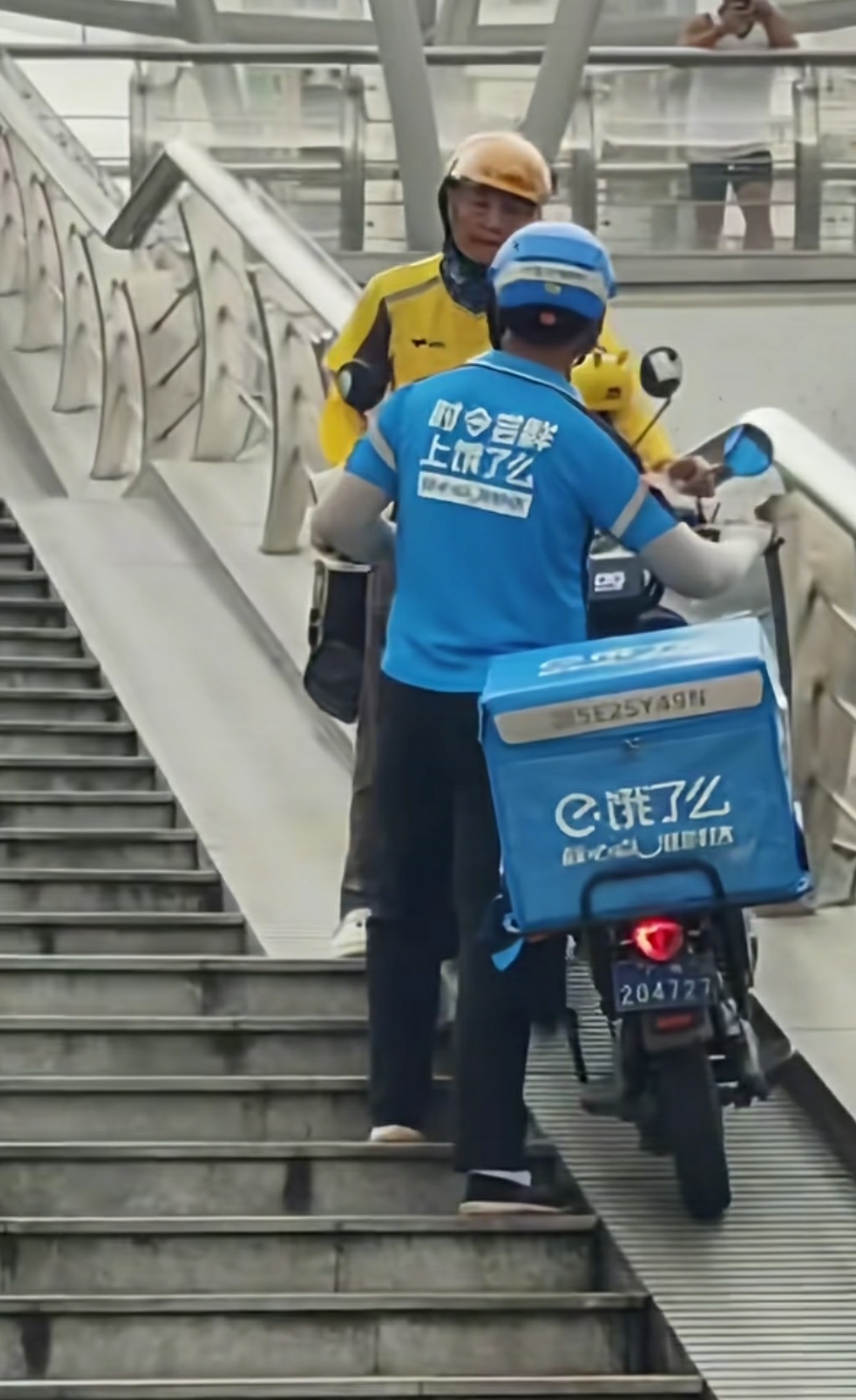 都是送外卖的，为什么不能互相让一下。