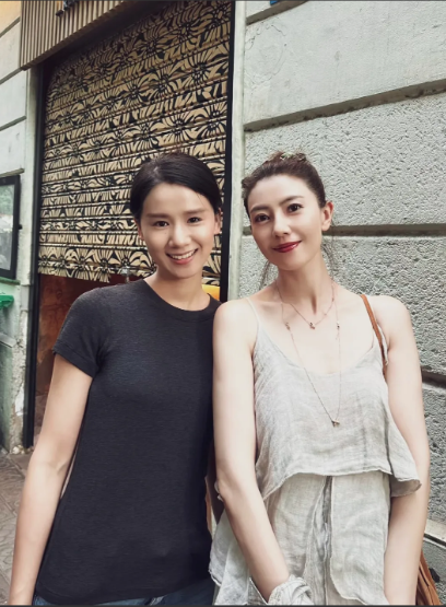 高圆圆在一饭馆吃饭，与老板娘的合影，高圆圆真是明艳大气的美人。眼睛真大，鼻梁挺拔