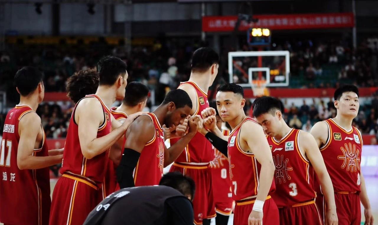 山西男篮的重磅交易拉开帷幕了，球迷翘首以盼的球员能否加盟呢？俱乐部是否会惊喜不断