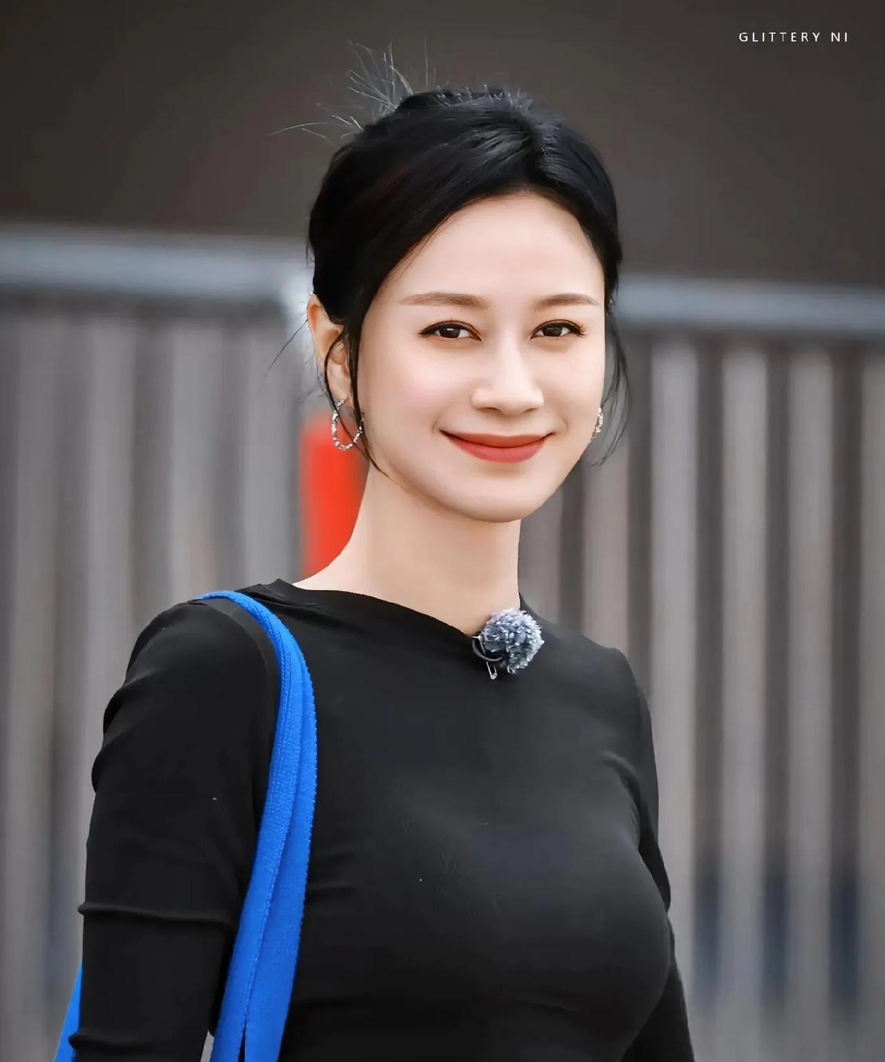 演员倪虹洁一个可怜的女人
可怜的不是她离了婚，可怜的不是她47岁
可怜的是她与父