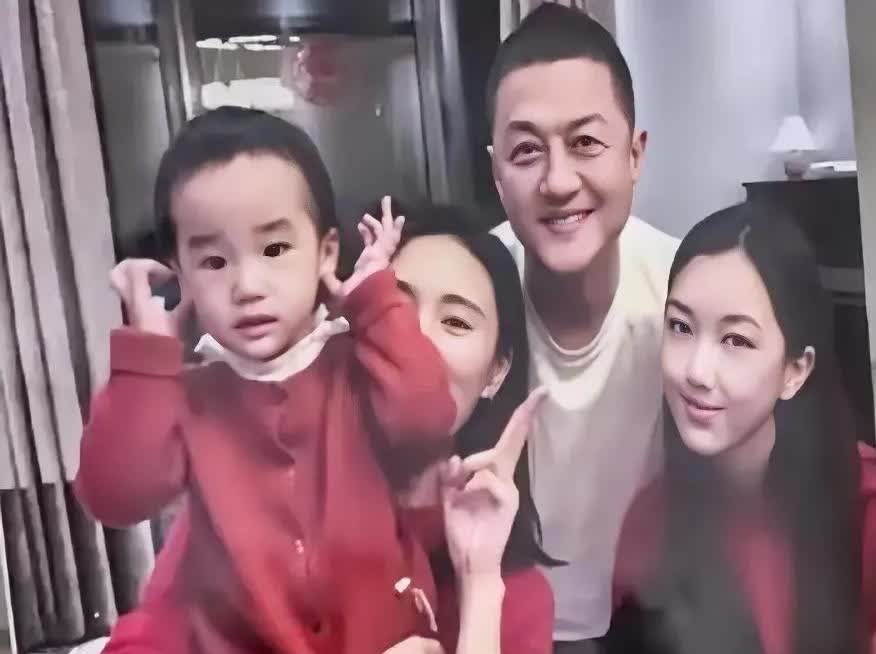看见他们的全家福，鼻子有点酸酸的，感觉这一家人都挺不容易的。俩女儿，大女儿像爸爸