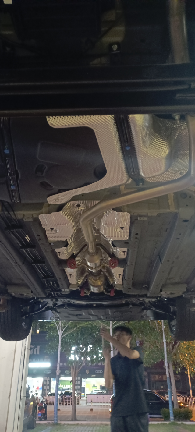 吉利帝豪四代底盘护板
很多车友犹豫吉利帝豪四代护板有没有必要装！我觉得必须装，有