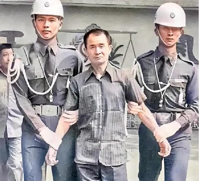 1982年，被判死刑的抗战老兵李师科，即将被押赴刑场。他换上了崭新的短袖衬衣，理