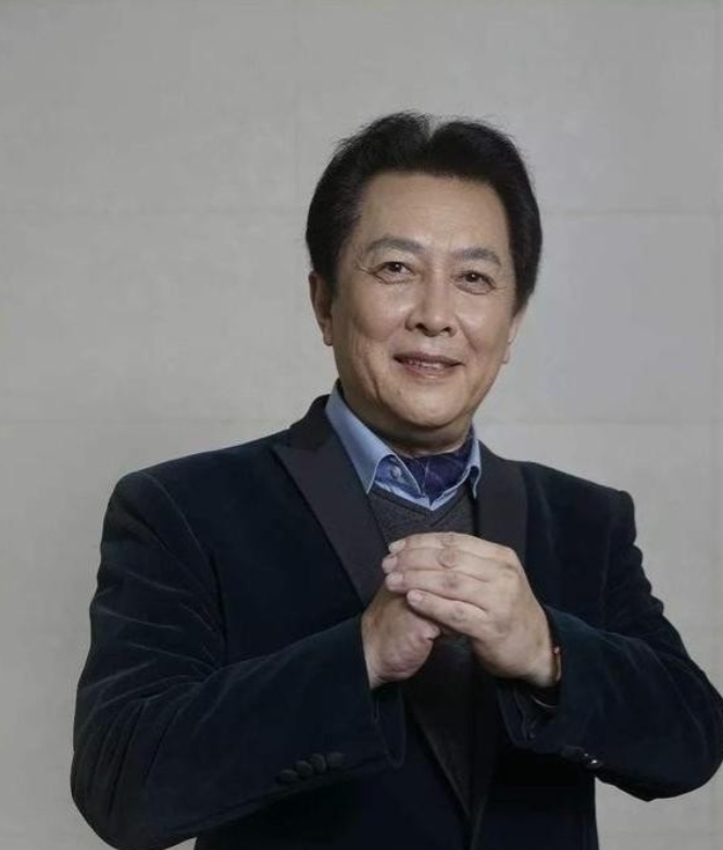 1990年除夕夜，唐国强的妻子洗完澡化完妆，穿上一身新衣，用一根绳子结束了自己的