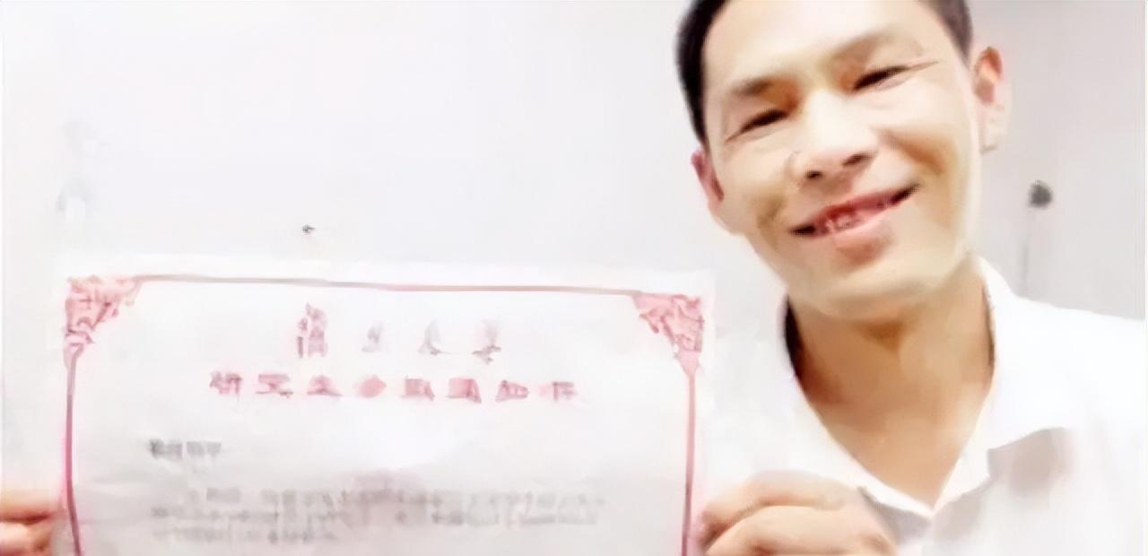 1997年的一天，复旦大学博士生导师裘锡圭，收到一封信，信是一位叫蔡伟的地摊小贩