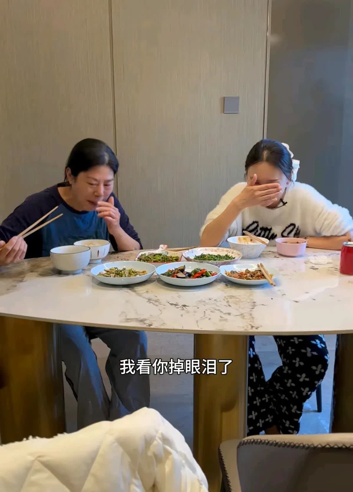 亚慧家的阿姨太善良了，亚慧一提起这事她又哭了。
亚慧家的阿姨生病了，还在睡着呢