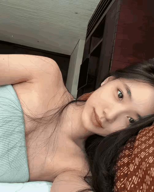 小S的二闺女，年轻貌美，肌肤如雪，樱桃小嘴，性感迷人，一双媚眼，深情脉脉，勾人魂