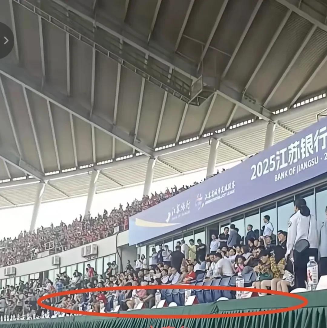 网友建议苏超在总决赛之前，观看席位上不要设置主席台，既然是老百姓的狂欢活动，做领
