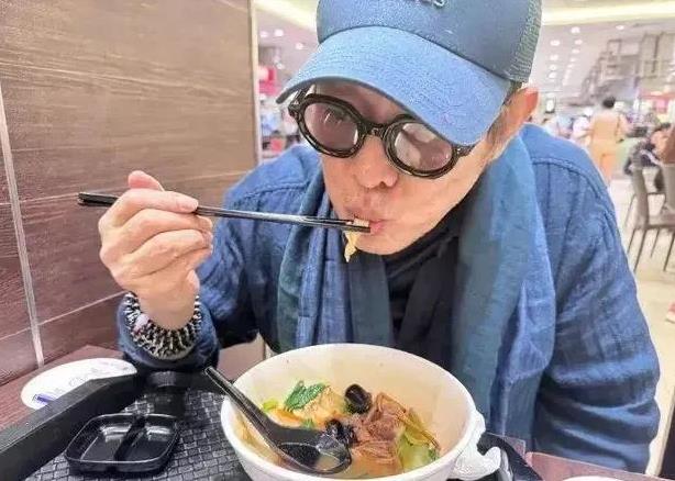 热搜江湖告急！“功夫皇帝”李连杰入院消息如惊雷炸响，瞬间点燃亿万网友关切之火。今