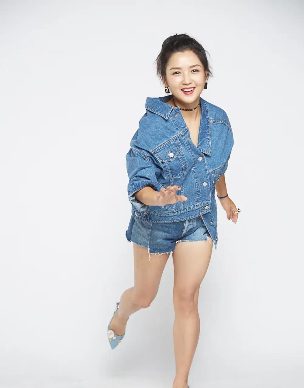 何洁，是懂得如何扬短避长！
她不是瘦了吗，怎么身材还是这样呢？她的下盘一定很稳，
