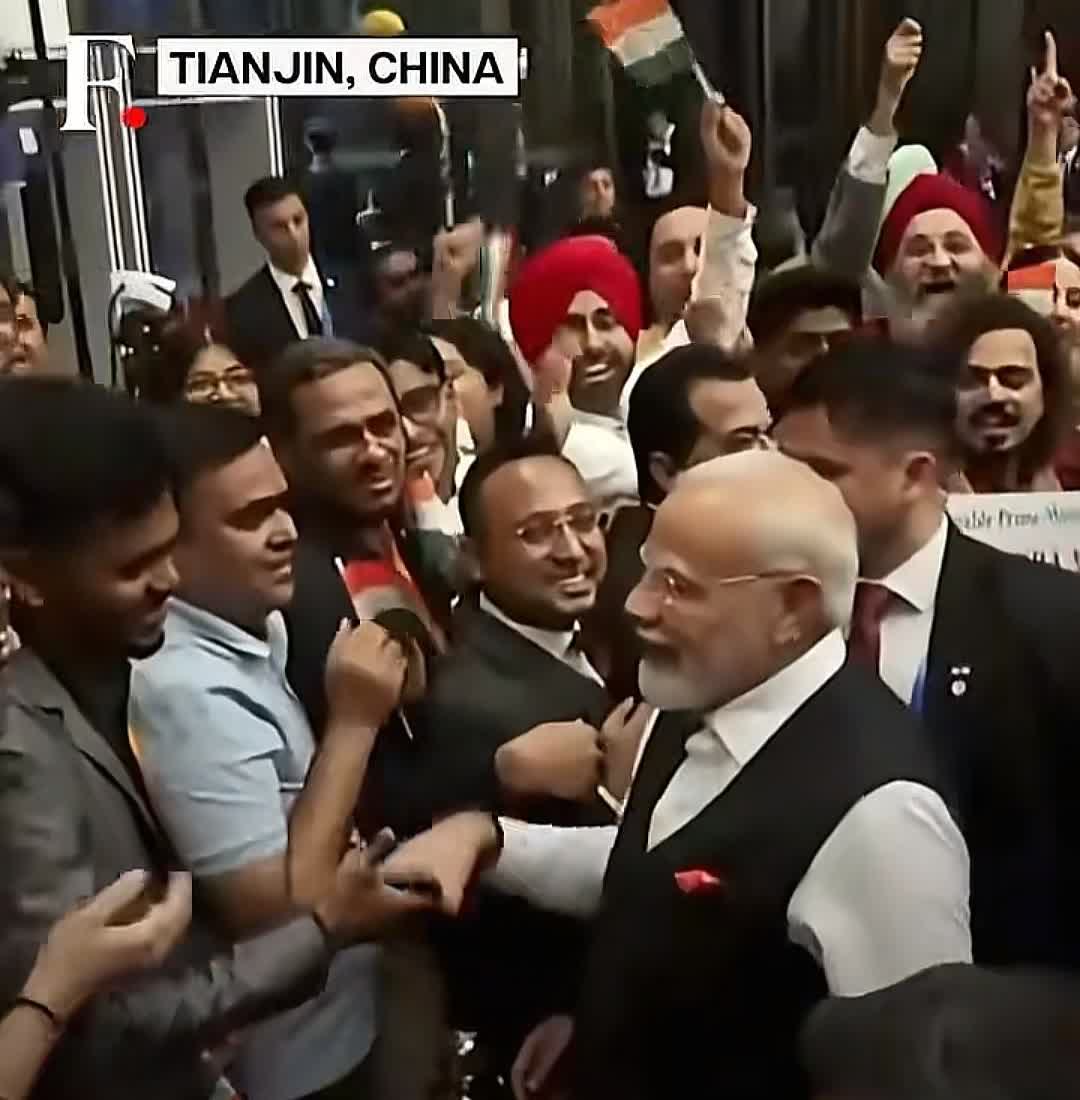 莫迪访华，在天津期间与欢迎他的印度裔握手，旁边的保镖尽职尽责。有两个黑黑的印度裔
