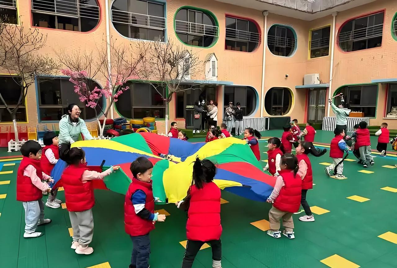 又一项重大的惠民政策要来啦，它将惠及全国3500多万个家庭。
早晨带孙子散步，遇