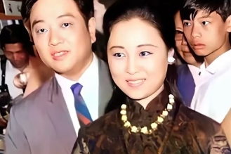 上世纪六十年代末，琼瑶与平鑫涛的书店情缘

这张照片拍摄于上世纪六十年代末，记录