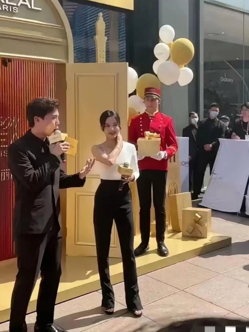 一直以为辛芷蕾是典型的上身丰润下身偏瘦的魔鬼身材呢，没想到女神竟然这么苗条，少了