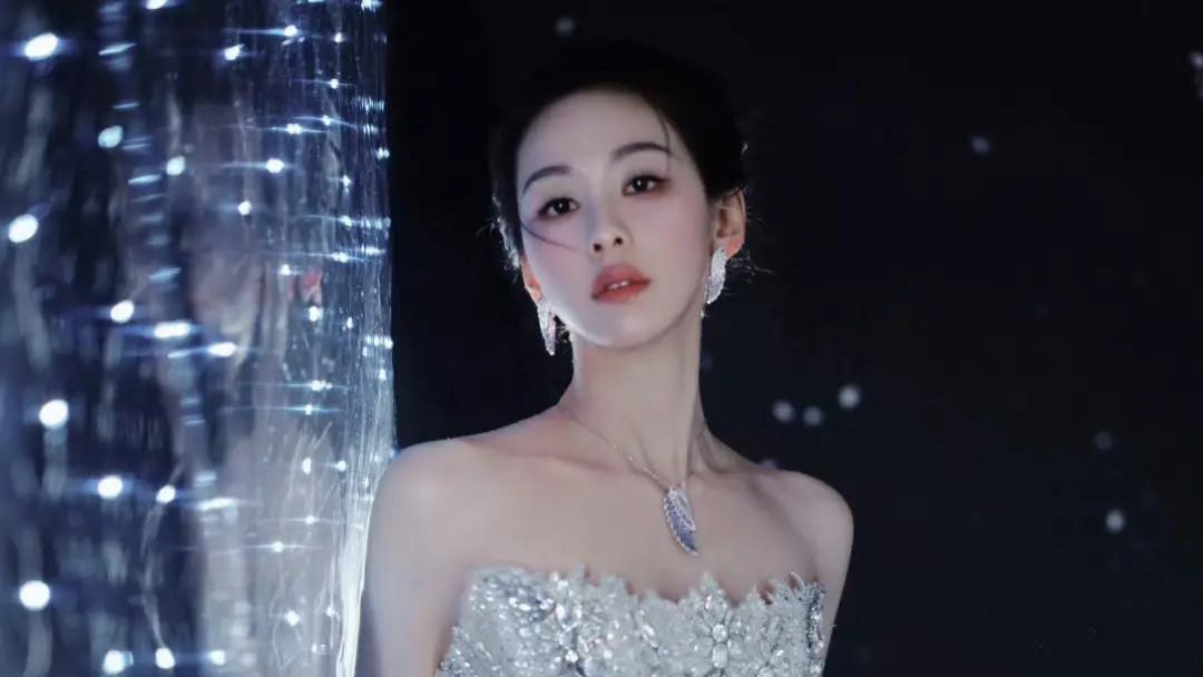 陈都灵亮相2025腾讯星光大赏，银色流苏长裙造型引全网热议