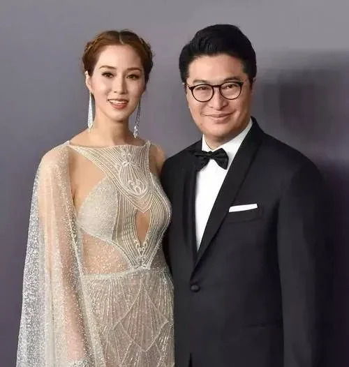 李家诚夫妇家庭和睦











豪门秘辛！惊天秘密即将揭晓！富二代李家