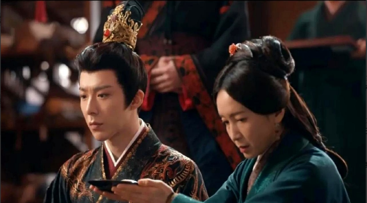 《折腰》发现没有

小乔的陪嫁春娘

才是那个温暖又治愈的人

说到这儿突然想到