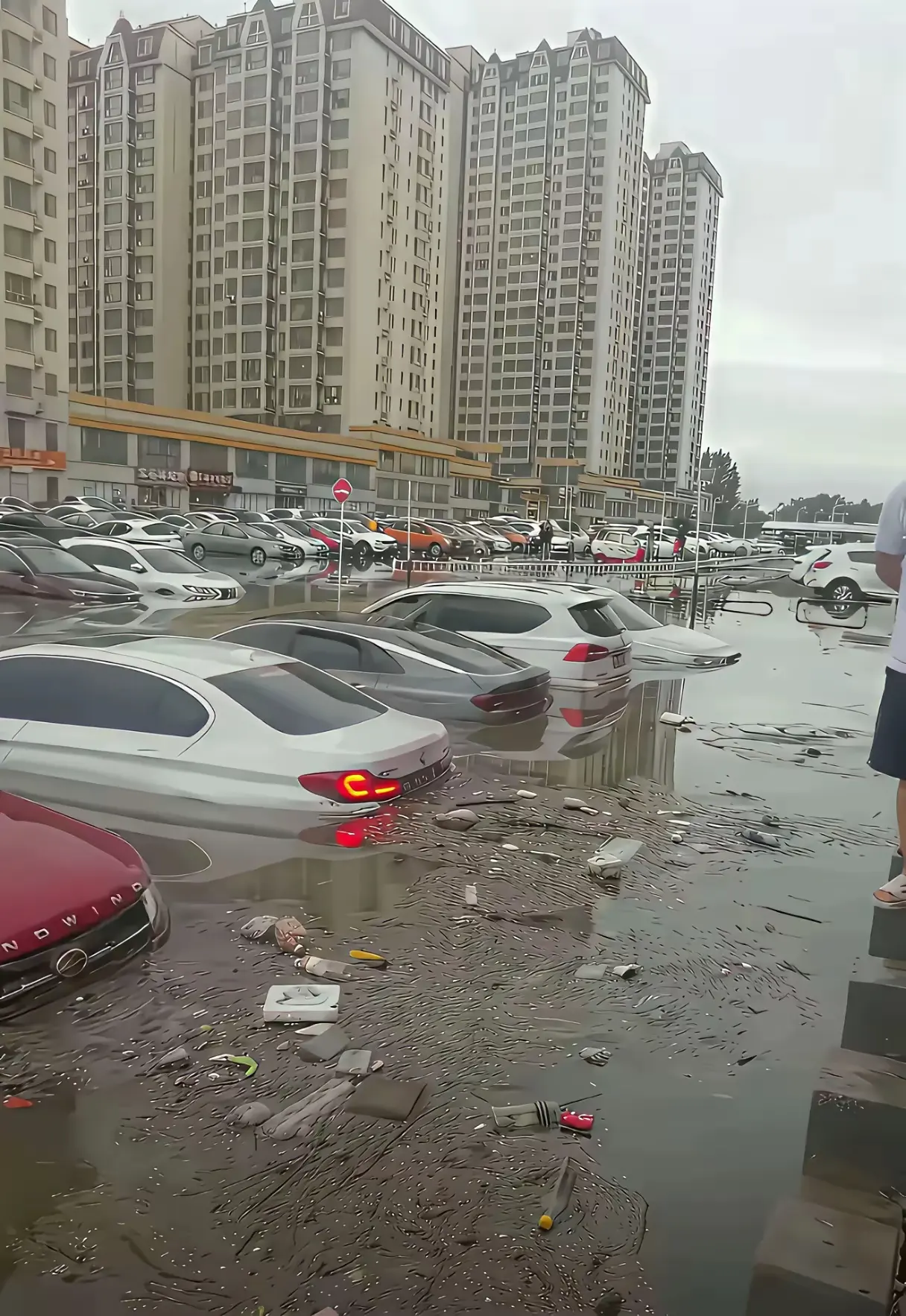 暴雨，冒死出门上班，还是迟到了。下雨天，地铁也不靠谱。
