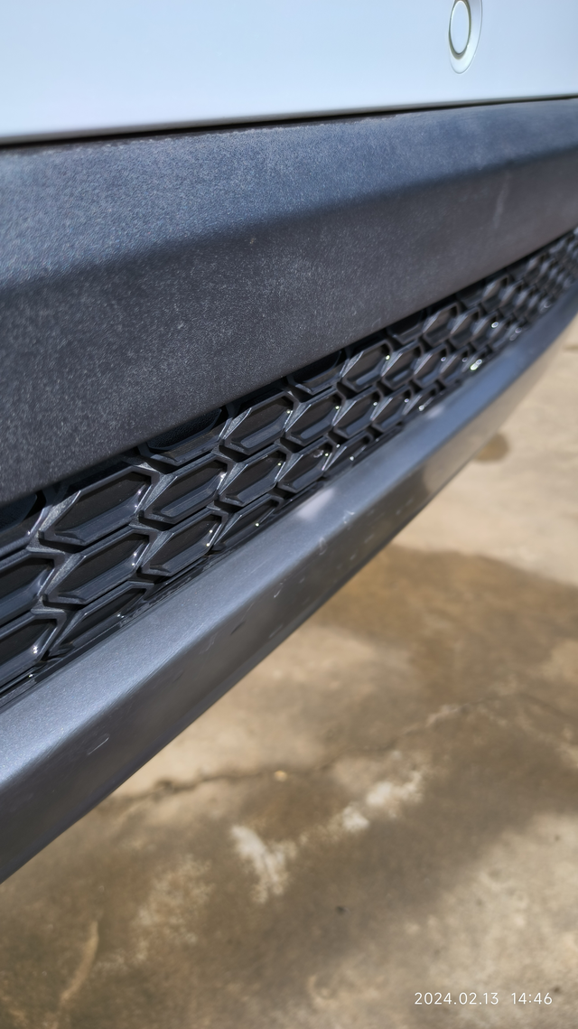 长安cs35plus
一年新车，没磕着碰着。就发现后保险杠有这样一块色差，兄弟们