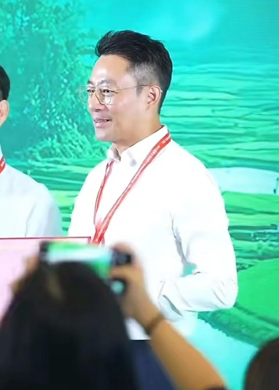 曾经的京城四少汪小菲，如今发际线后移，令人不禁感慨岁月不饶人。他与前妻大S之间的