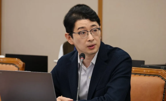 22日韩国海军陆战队特检组决定将传唤国民力量党议员朱镇宇和李哲圭。

特检组表示