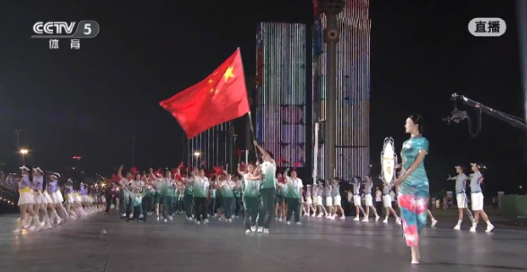 伴随着《茉莉花》的动人旋律，东道主中国代表团入场。旗手是男子技巧运动员史经纬、女