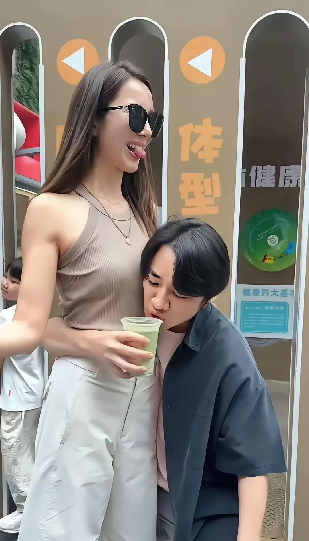 《奶茶测试记》
王祖蓝：（举杯凑近李亚男）老婆~这杯奶茶热量超标了吗？
李亚男：