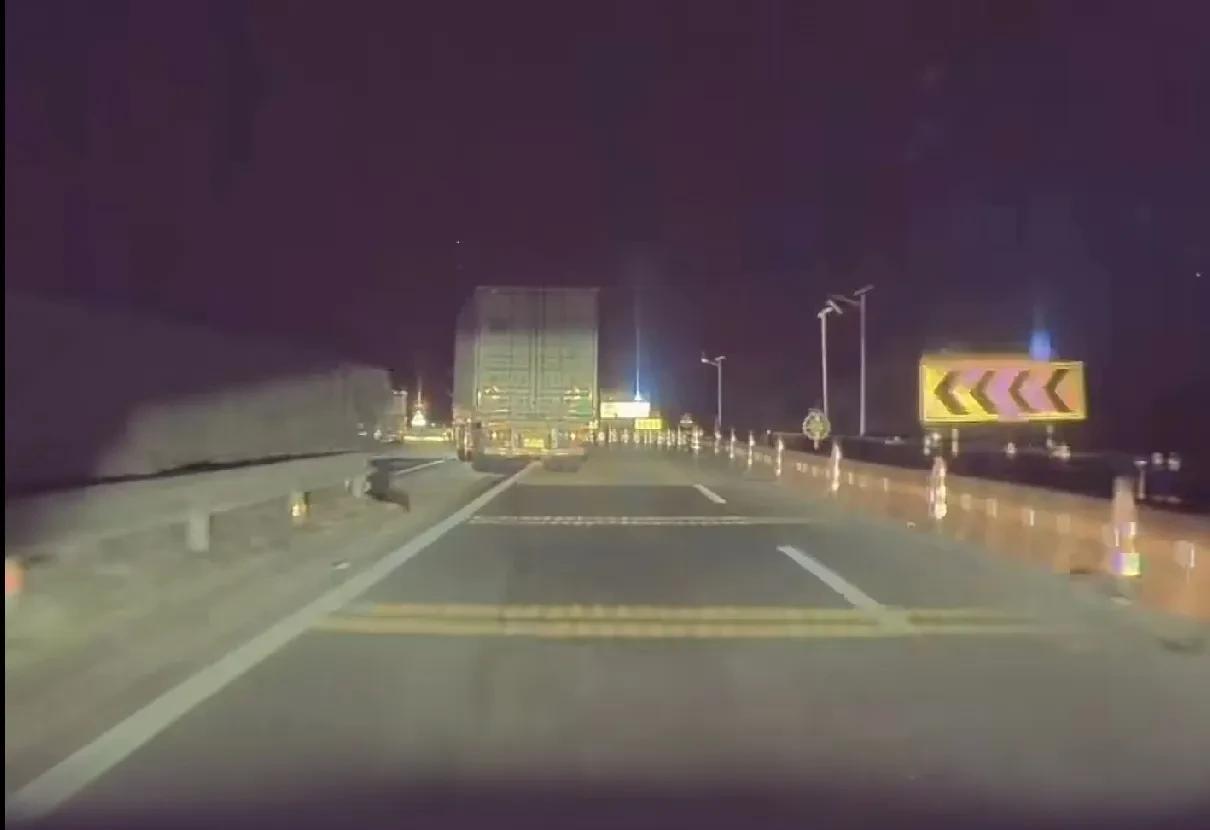 这次轮到特斯拉了！
    网爆一特斯拉车主，开车过程中开启智驾模式打瞌睡，结果