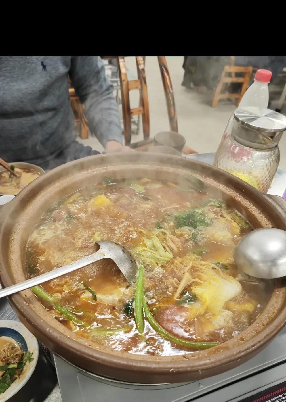 楼下的饭店还是倒闭了，这是一家牛肉火锅，里面会放一些牛肉牛骨牛杂。
开业后生意一