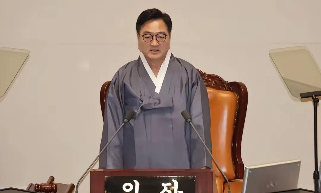 今天来的这位客人很重要。
《韩联社》消息：9月2日，韩国国会议长禹元植，将来华出