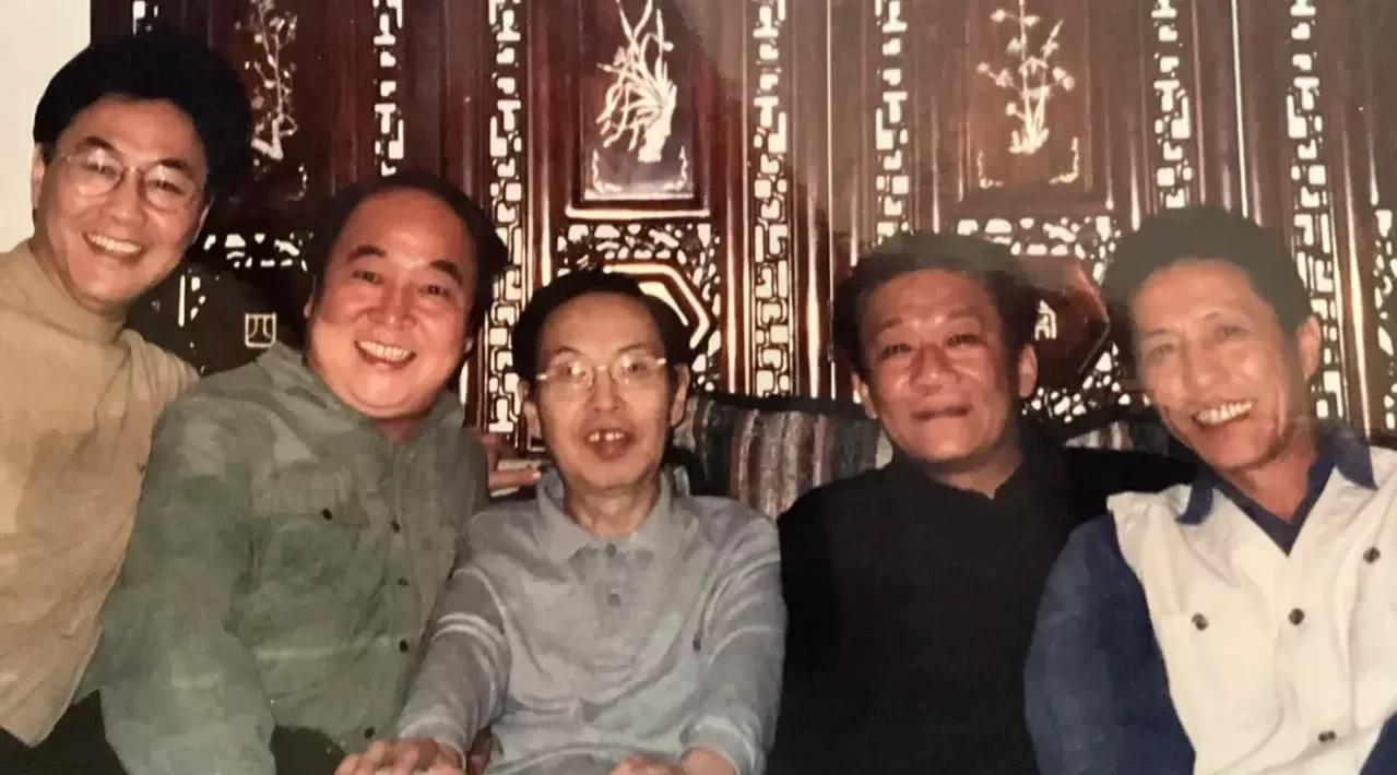 这几位相声演员你认识几位？右一是常宝丰，右二是侯耀文，其他的三位叫什么名？？