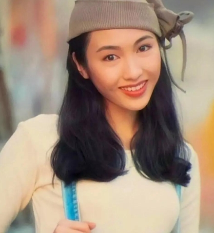 2007年，走投无路的黎姿，找到“百亿富豪”马廷强，声泪俱下地说：“强哥，能借我