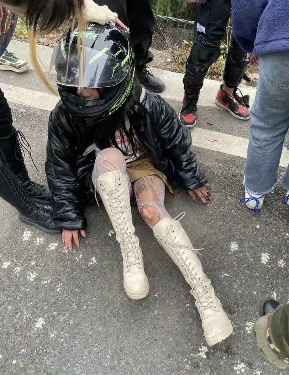 看着都疼，白丝妹妹跑山路撞隔离带了