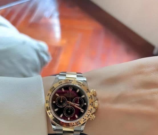 浙江温州，女子把家里闲置的一块劳力士手表挂在网上出售，后来手表被人以14.8万的