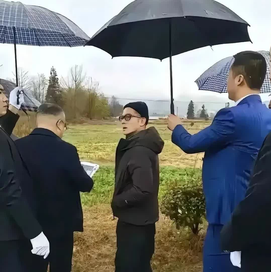 从这张照片看，天王巨星郭富城是一个典型的矮矬子，这样的身高如果在现在娶媳妇都难，