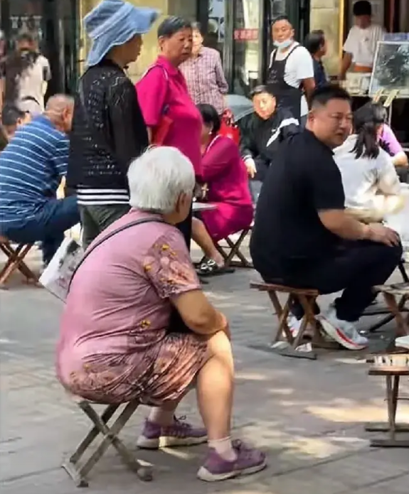 近日，济南的这对母女火出圈了，爆火啊！
事情是这样的，在一家豆腐脑店门口，大家正