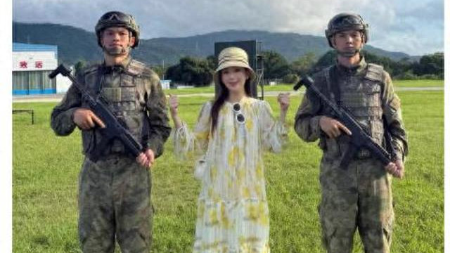 方媛怀三胎后首晒全身照，挺孕肚携全家参观驻港空军，父母好年轻