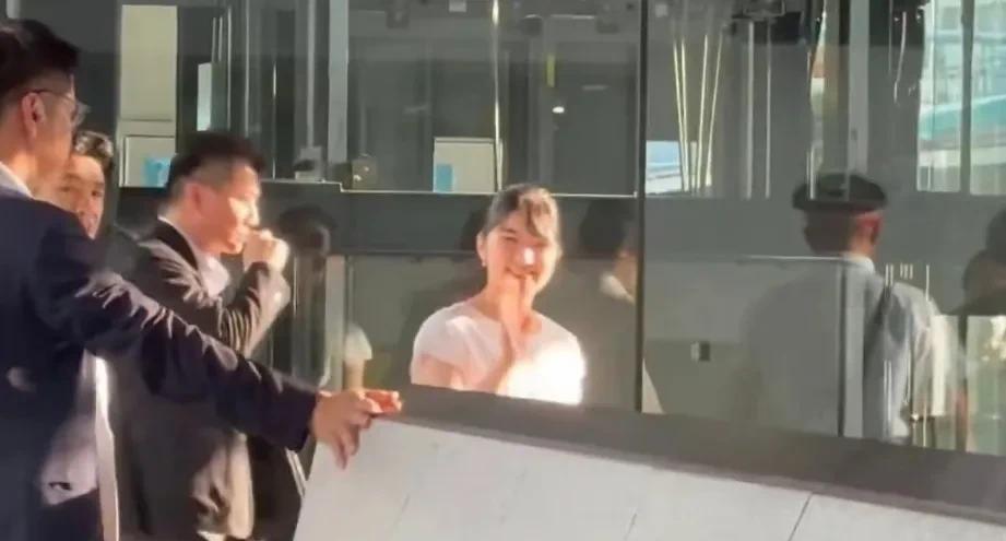 爱子公主单独回东京，抵达车站被围观
抵达东京站的爱子公主被围观，车站里的人们都纷