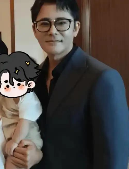 2025年6月21日，51岁男演员宗峰岩在山东淄博为儿子宗鑫哲举办婚礼。现场他西