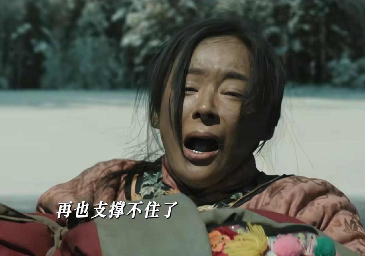 《归队》花儿亲眼看着小白马死在了自己怀里，眼看敌人步步紧逼，她没有时间哭泣，她抱