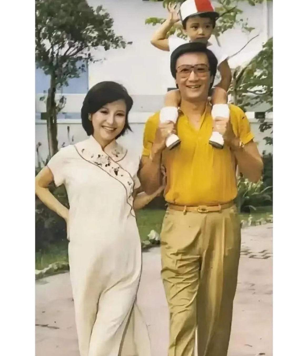 1982年，两岁的谢霆锋和45岁的爸爸谢贤、31岁的妈妈狄波拉在休闲时拍下这张全