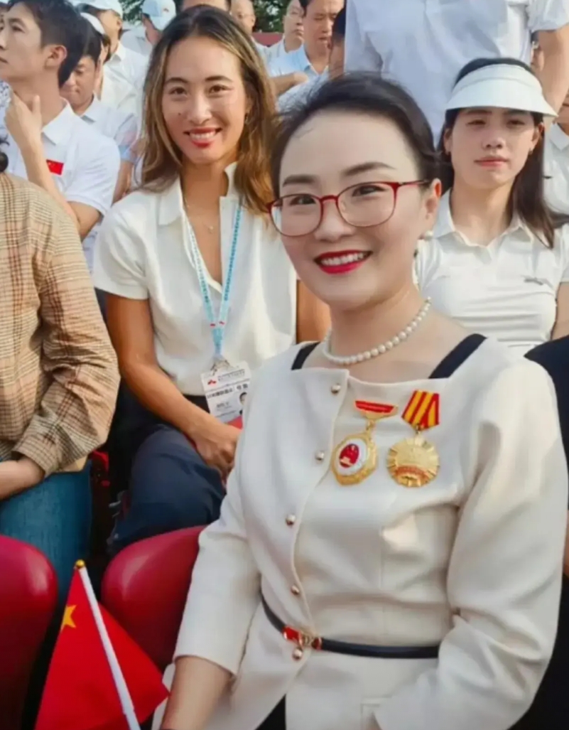 难怪郑钦文没有参加美网，原来是受邀参加阅兵了

坐在观礼台上，郑钦文笑的非常开心
