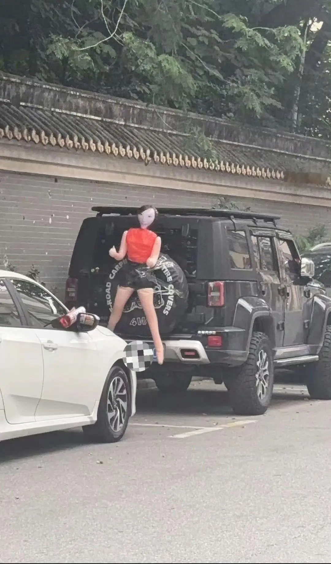 财不外露，兄弟你还是把她放车里吧