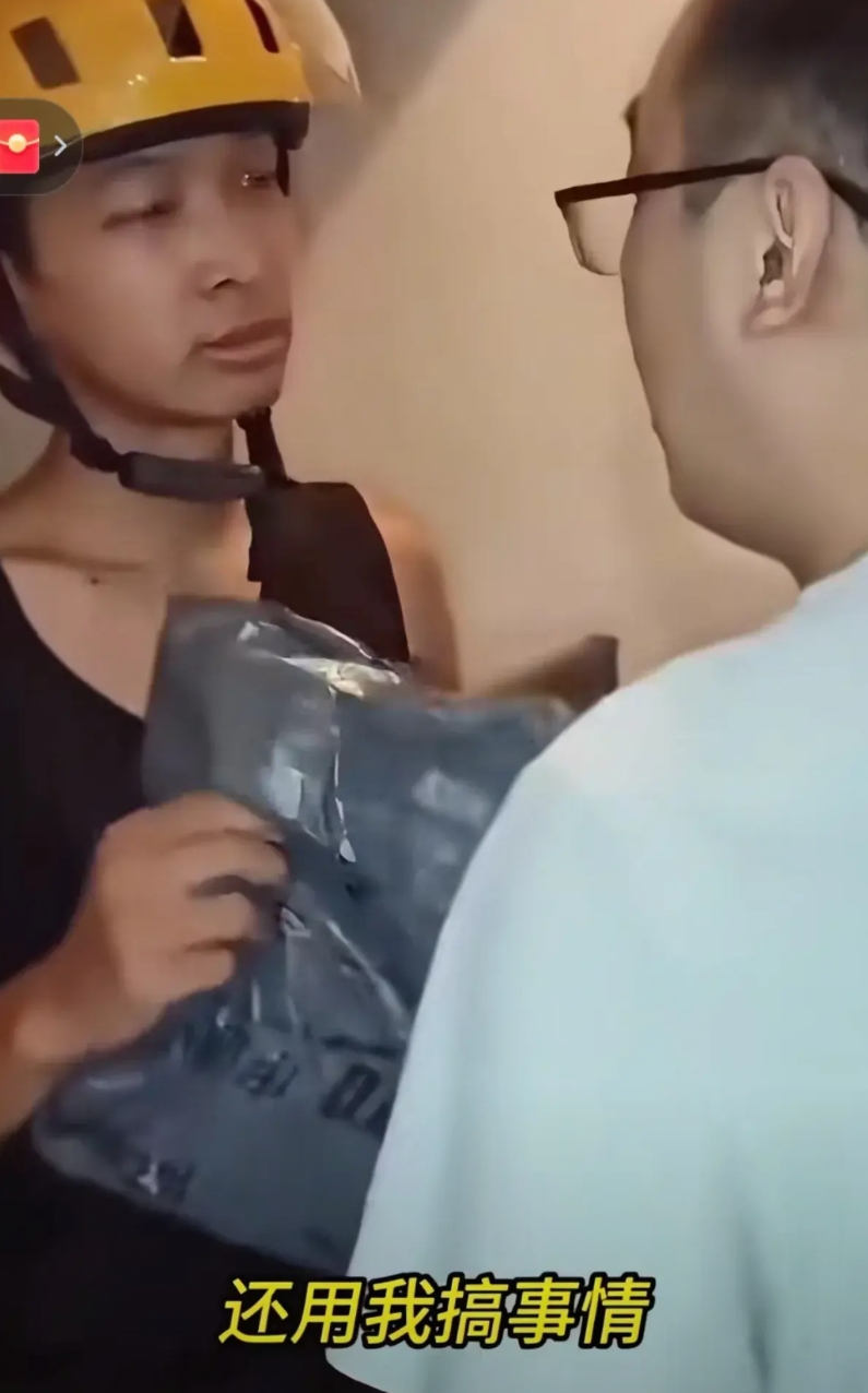 “太揪心了！”近日，一位快递小哥和一位客户吵了起来，不善言辞的小哥在客户咄咄逼人