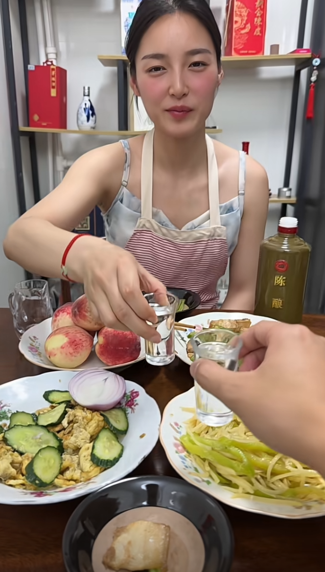 今天休息，夫妻小酌 三杯两盏，四个小菜，谈天说地，老婆陪酒，天长地久