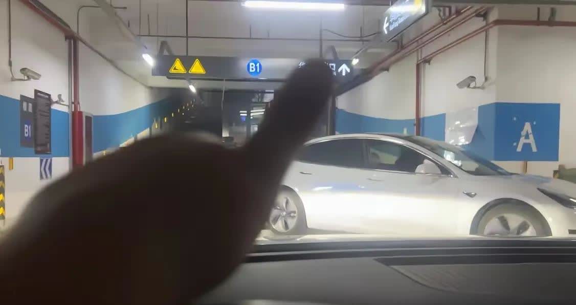 在现代社会，很多人面临着一个困境：守规矩的人往往得不到公平的待遇，反而是那些打破