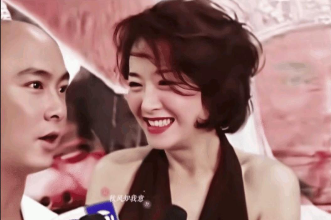 这是早年恬妞的老照片，那个时候的颜值比现在娱乐圈中的女明星，好看多了，她属于骨相
